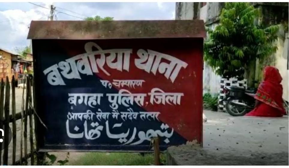 परिजनों को धमका रहे हैं थानेदार व पुलिसकर्मी।