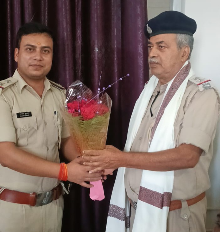 साठी थाना अध्यक्ष राजन कुमार ने अंग- वस्त्र एवं बुक्के देकर किया सम्मानित।