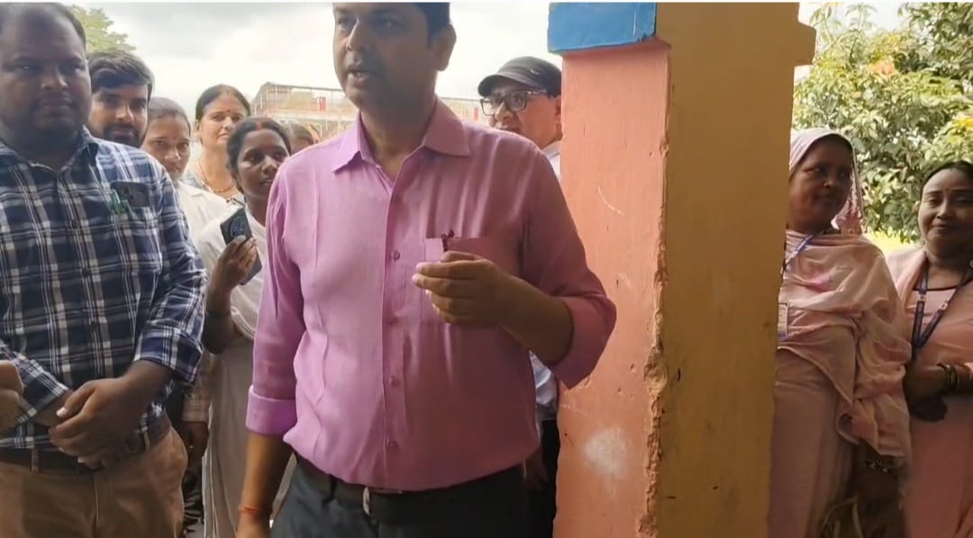 भविष्य की माताओं को कैंसर से बचाने की मुहिम, मझौलिया में 9 से 14 वर्ष की छात्राओं को लगाया गया टीका