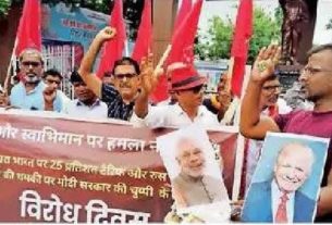 ट्रंप सरकार के द्वारा भारत पर लगाए गए 25% टैरिफ के विरोध में ट्रंप का किया गया विरोध प्रदर्शन।
