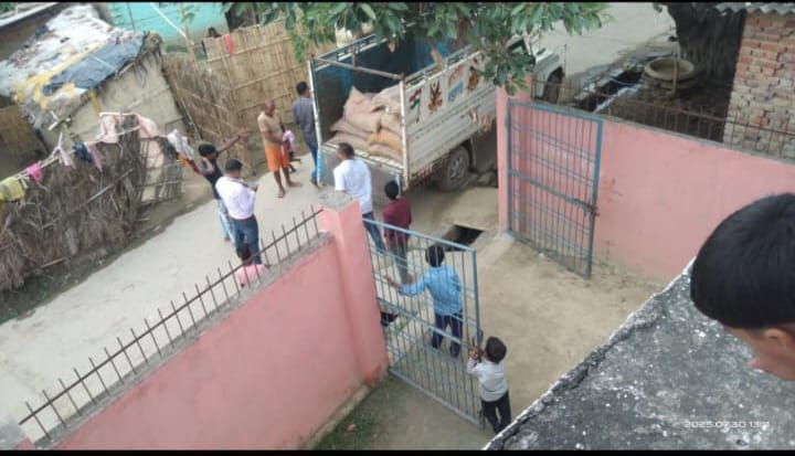 यूएमएस इनरवा से अवैध रूप से एमडीएम का 15 बोरा चावल पिकअप पर लादते फोटो वायरल.