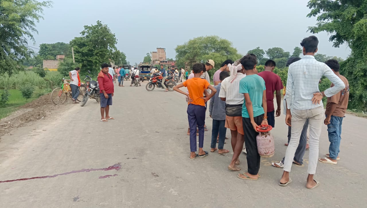 साठी-नरकटियागंज सड़क मार्ग पर हाई स्कूल के समीप मंगलवार की संध्या एक बाइक सवार हुआ गम्भीर रूप से घायल।