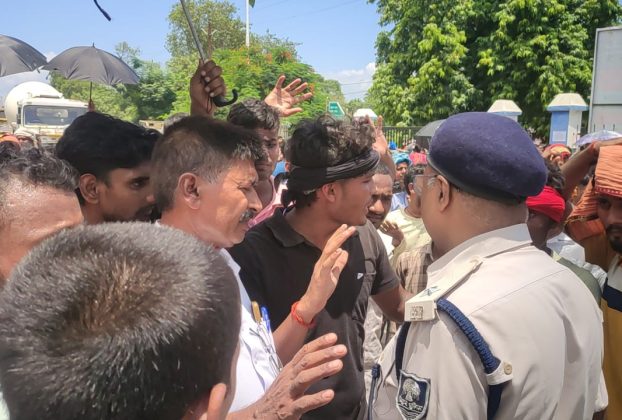 खाद के लिए हाहाकार: बगहा में किसानों ने थामा आंदोलन का झंडा