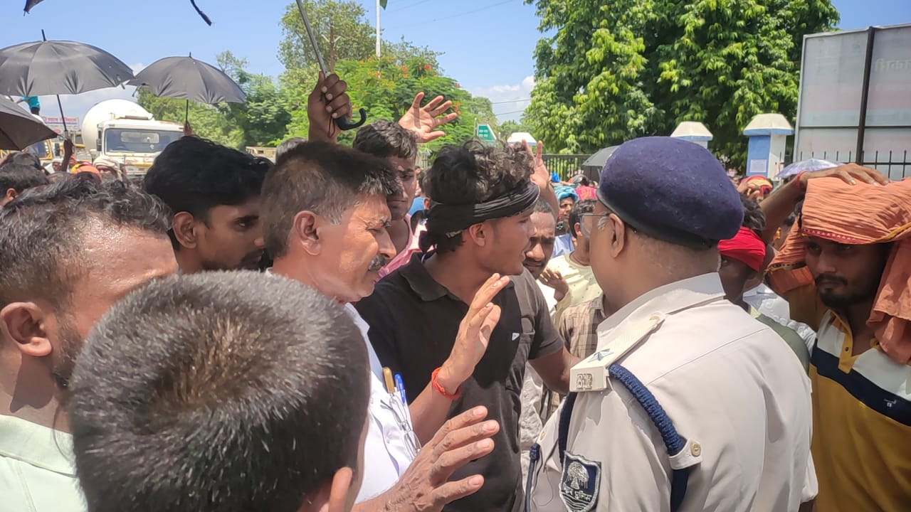 खाद के लिए हाहाकार: बगहा में किसानों ने थामा आंदोलन का झंडा