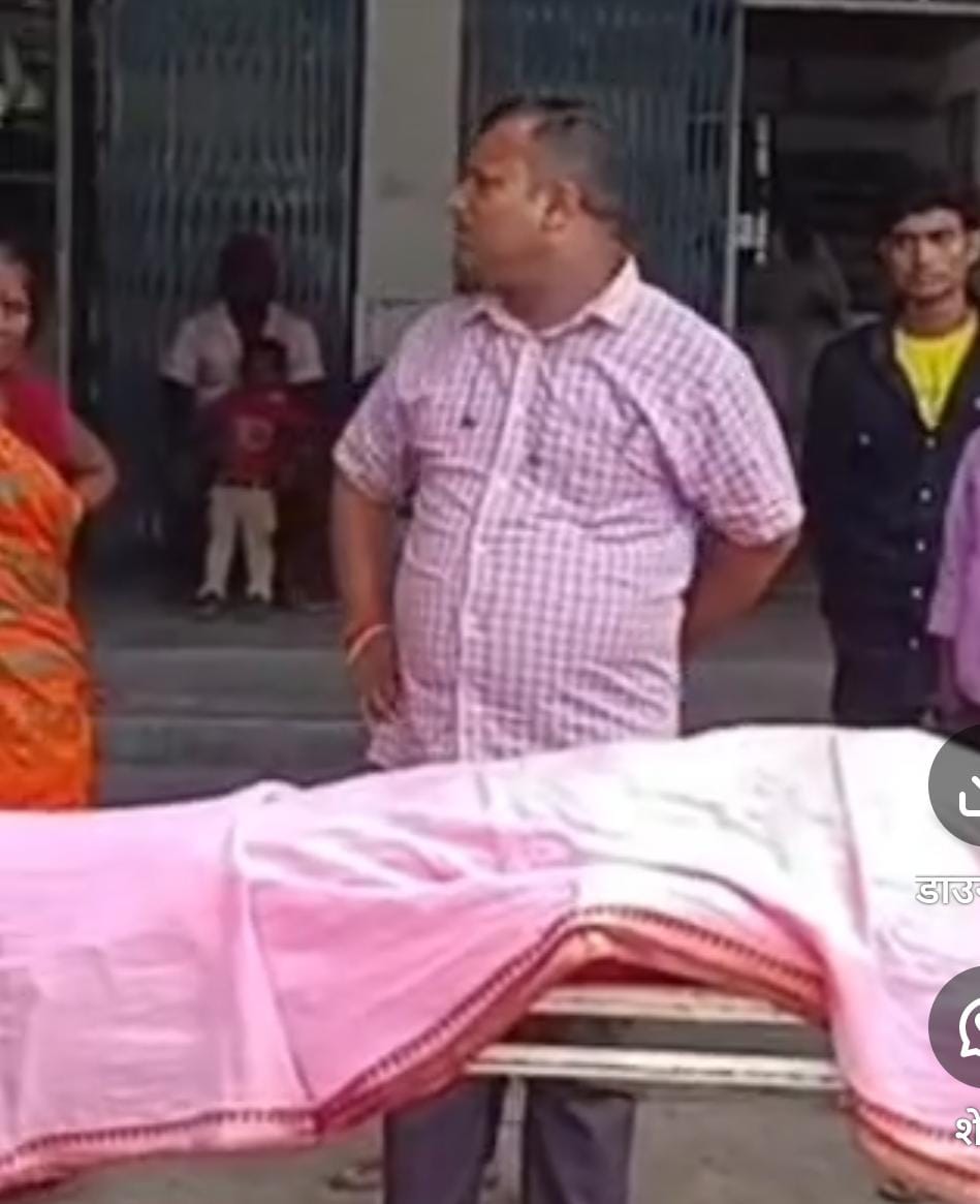 लौरिया में बाइक से गिरकर एक महिला की घटनास्थल पर हुई मौत।