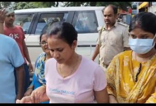 चंपारण रेंज के शिकारपुर थाना की दरोगा प्रीति कुमारी निगरानी टीम की कार्रवाई में रंगे हाथ गिरफ्तार।