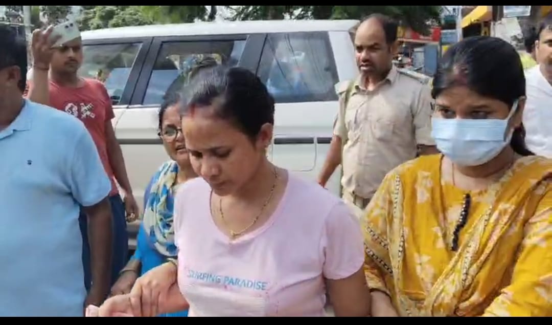 चंपारण रेंज के शिकारपुर थाना की दरोगा प्रीति कुमारी निगरानी टीम की कार्रवाई में रंगे हाथ गिरफ्तार।