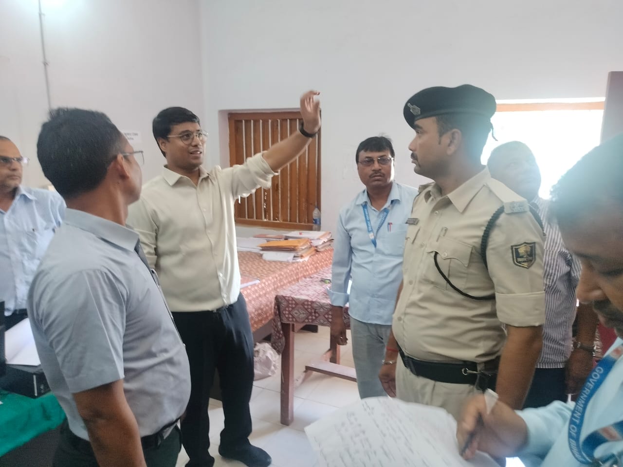 उप विकास आयुक्त ने मैनाटांड़ प्रखण्ड का किया औचक निरीक्षण।