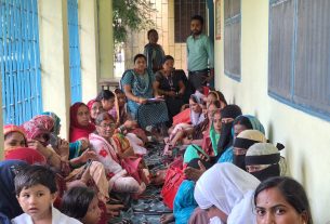 बाल विकास परियोजना लौरिया में सेविकाओं ने ली ट्रेनिंग।