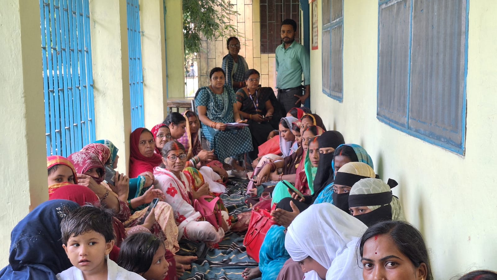 बाल विकास परियोजना लौरिया में सेविकाओं ने ली ट्रेनिंग।