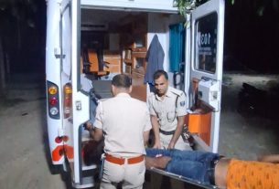 बाइक अनियंत्रित होकर गिरा, दो व्यक्ति गंभीर रूप से घायल।