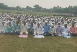सुखाड़ देख किसानों ने खुले आसमान में सामुहिक रूप से नमाज अदा कर वर्षा ‌के लिए मांगी दुआ।