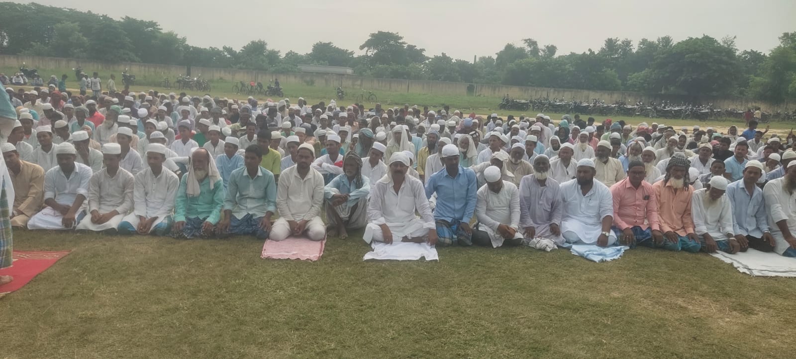 सुखाड़ देख किसानों ने खुले आसमान में सामुहिक रूप से नमाज अदा कर वर्षा ‌के लिए मांगी दुआ।