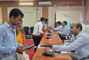 जिला पदाधिकारी का जनता दरबार : कई शिकायतों का ऑन-द-स्पॉट निपटारा।