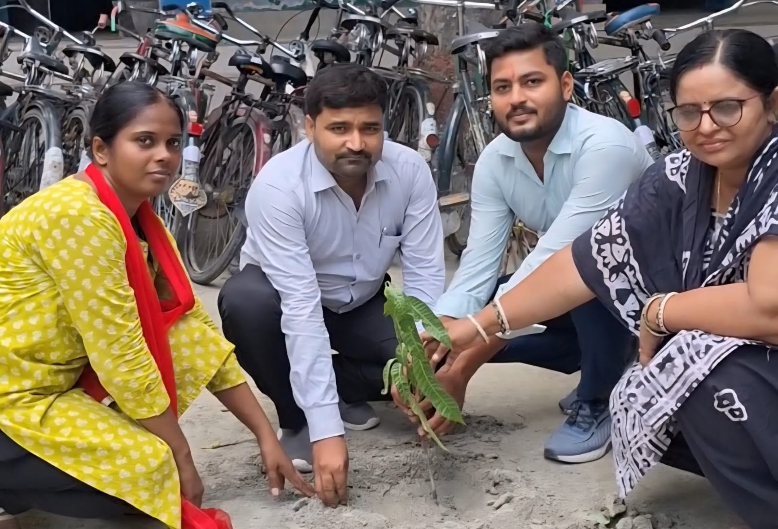 एक पेड़ मां के नाम कार्यक्रम में बच्चों और शिक्षकों ने किया पौधरोपण।