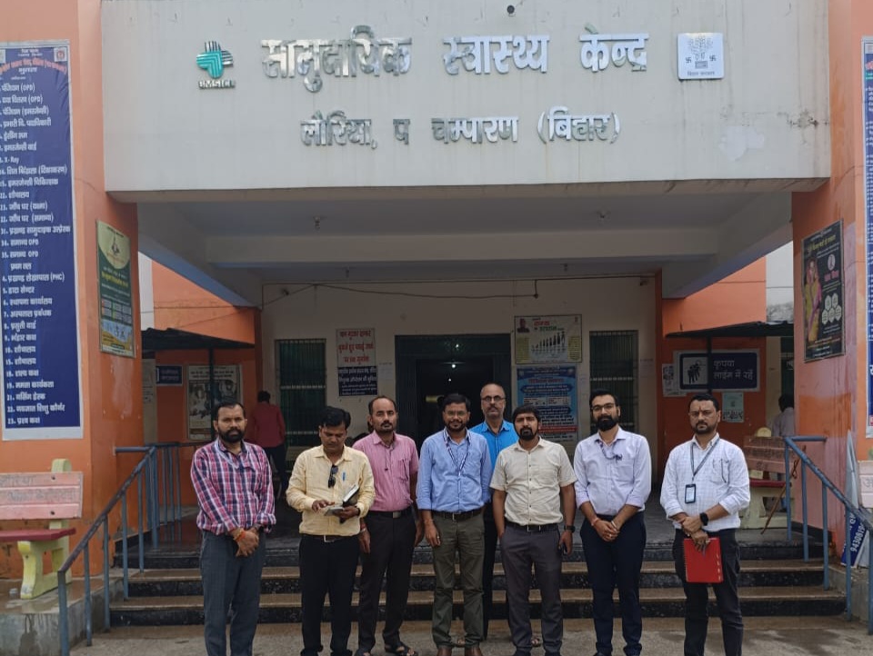 रिजनल प्रोग्राम मैनेजर ने रेफरल अस्पताल लौरिया की किया औचक निरिक्षण।