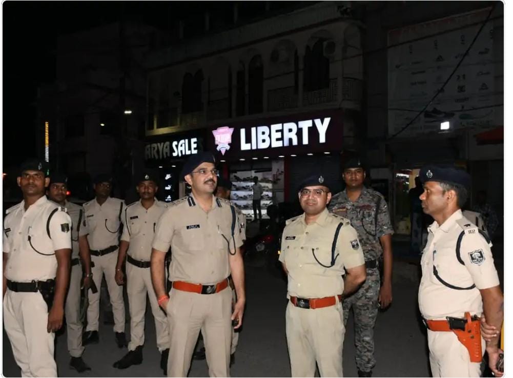 डीआईजीऔर एसपी ने देर रात में चलाया छापेमारी अभियान।
