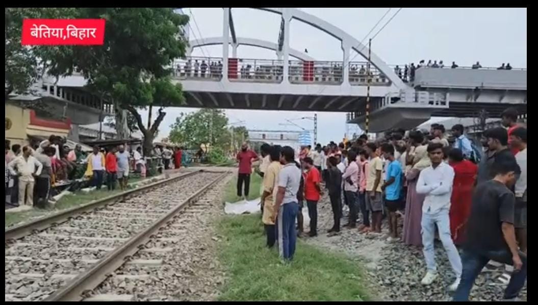 मंगलवार की सुबह सप्तक्रांति सुपर फास्ट ट्रेन से कटकर एक युवक की हुई मौत,शव चिथड़े में बिखरे,जांच शुरू।
