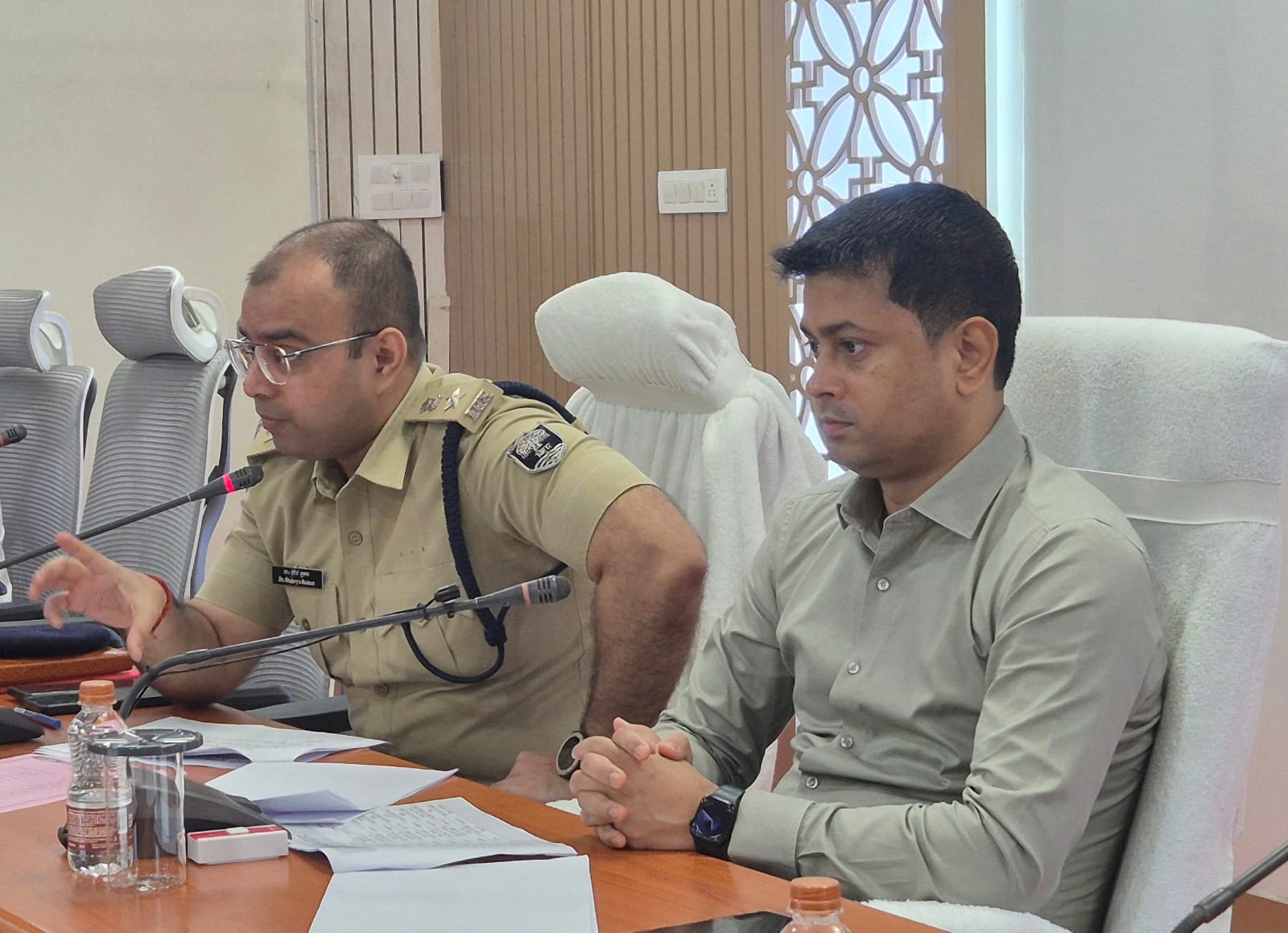 राजस्व अधिकारी बनकर ठगी की कोशिश, जिला पदाधिकारी ने लिया संज्ञान।