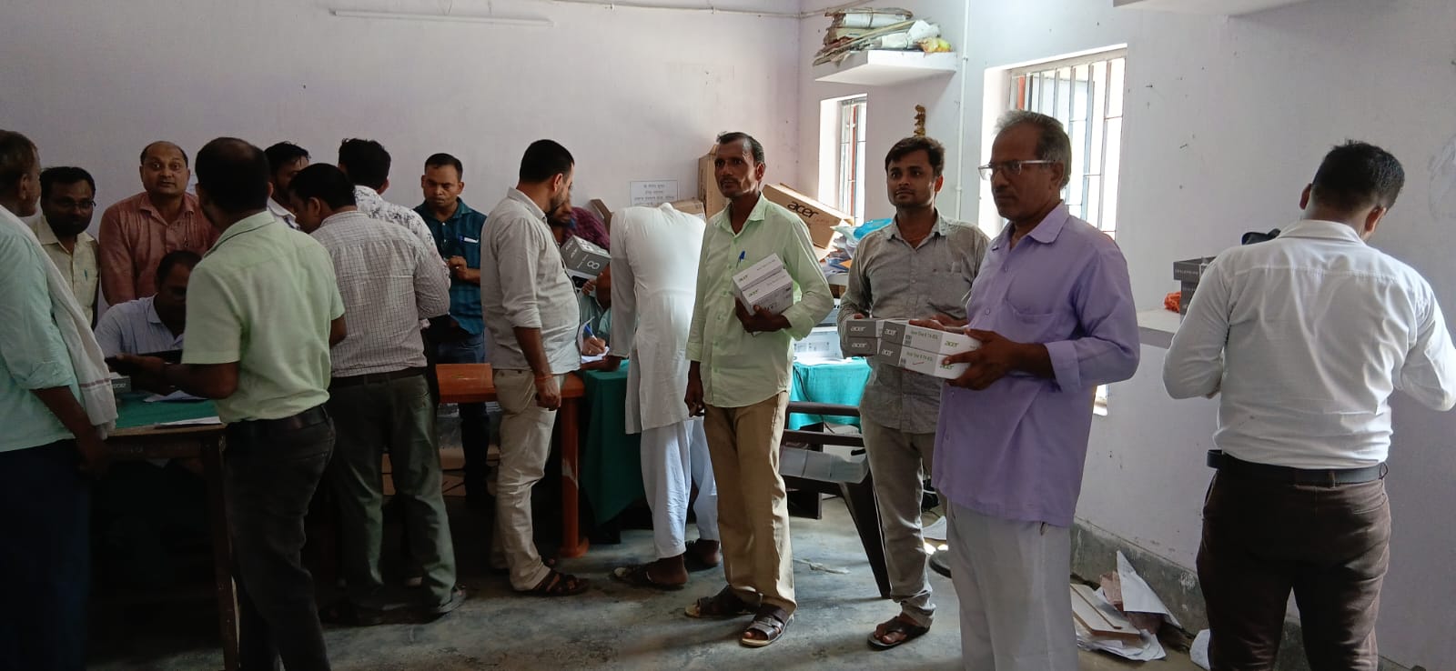 लौरिया में 328 टैबलेट मिले स्कूलों को, शिक्षकों को दी जाएगी डिजिटल ट्रेनिंग।
