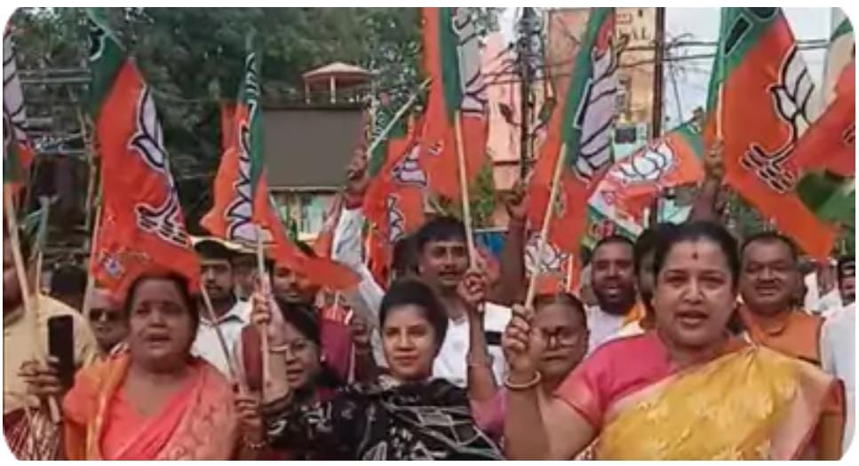 बेतिया में बिहार बंद के दौरान एनडीए नेताओं,कार्यकर्ताओं काआक्रोश मार्च निकाला।