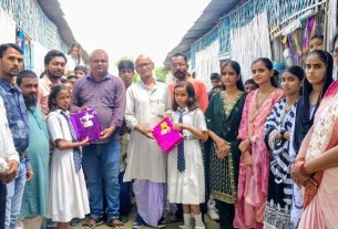 मझौलिया प्रखंड क्षेत्र के सरकारी, गैर सरकारी विद्यालयों में शुक्रवार को शिक्षक दिवस मनाया गया बड़े हर्ष-व-उ ललास के साथ।