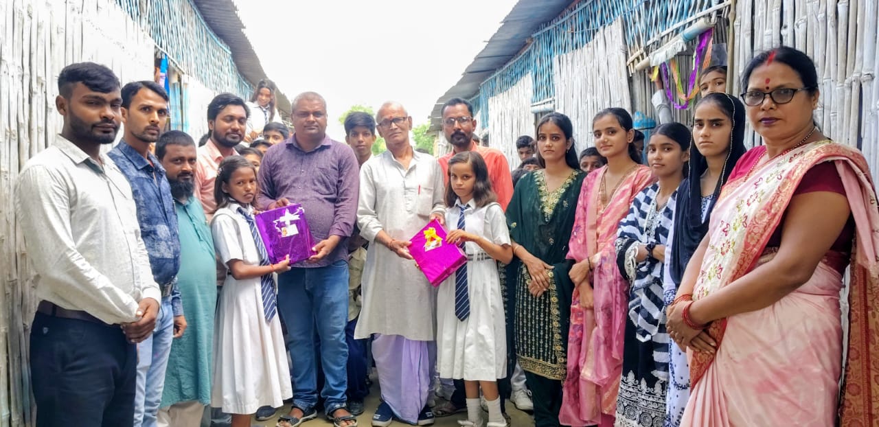 मझौलिया प्रखंड क्षेत्र के सरकारी, गैर सरकारी विद्यालयों में शुक्रवार को शिक्षक दिवस मनाया गया बड़े हर्ष-व-उ ललास के साथ।