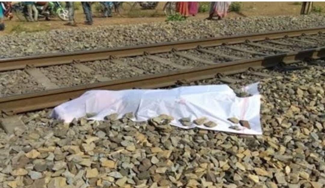 बेतिया में रेलवे ट्रैक से एक अज्ञात वृद्ध व्यक्ति का शव हुआ बरामद।