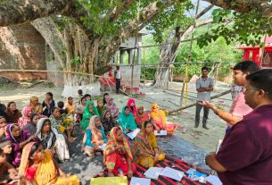 तेज बारिश के बावजूद महिला रोजगार योजना के लिए ग्राम संगठनों में उमड़ी भीड़।