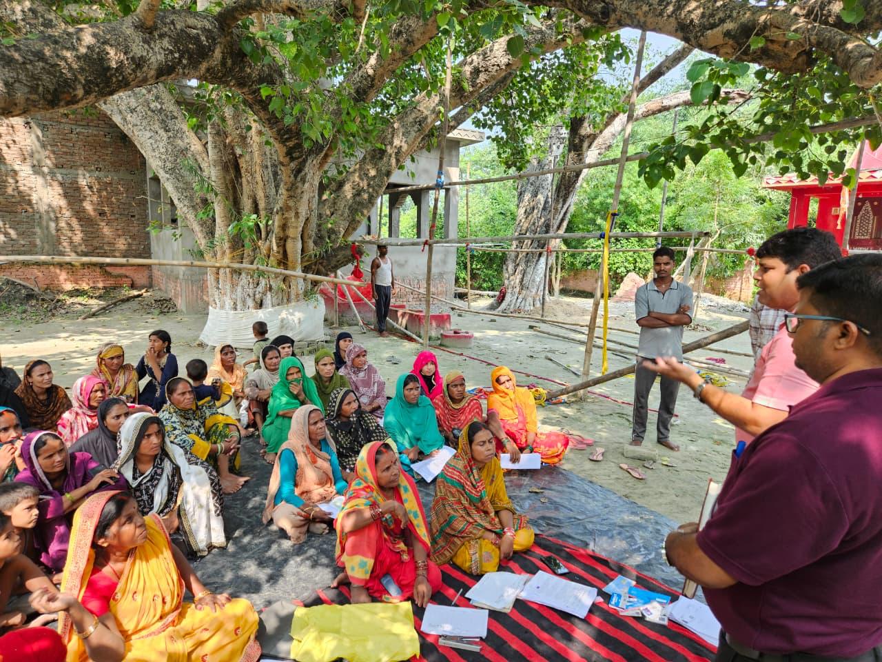 तेज बारिश के बावजूद महिला रोजगार योजना के लिए ग्राम संगठनों में उमड़ी भीड़।