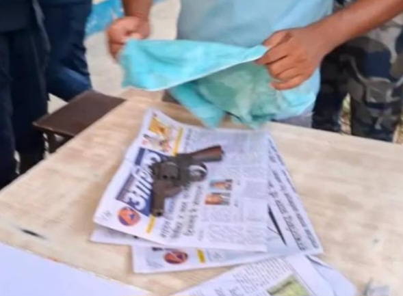 बेतिया के एक युवती को नेपाल के बीरगंज में एक युवक ने मारी गोली,गंभीर,अपराधी पिस्टल सहित हुआ गिरफ्तार।