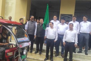 प्रभारी जिला जज ने प्रचार रथ को हरी झंडी दिखाकर किया रवाना।