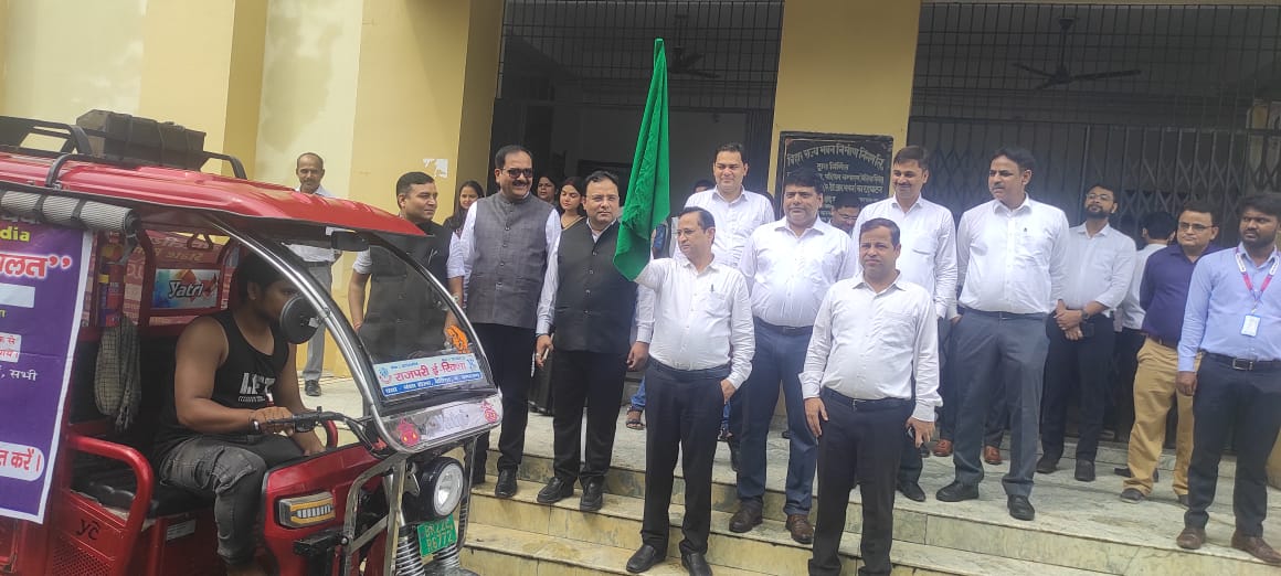 प्रभारी जिला जज ने प्रचार रथ को हरी झंडी दिखाकर किया रवाना।