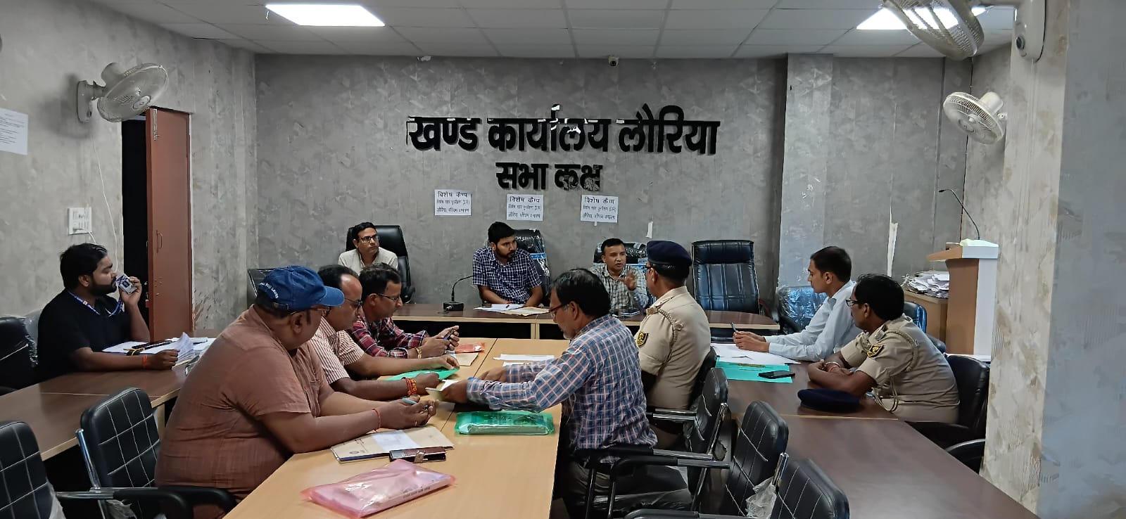लौरिया में प्रखंड स्तरीय समीक्षा बैठक, मतदान केंद्र सत्यापन व रूट मैप बनाने का निर्देश।