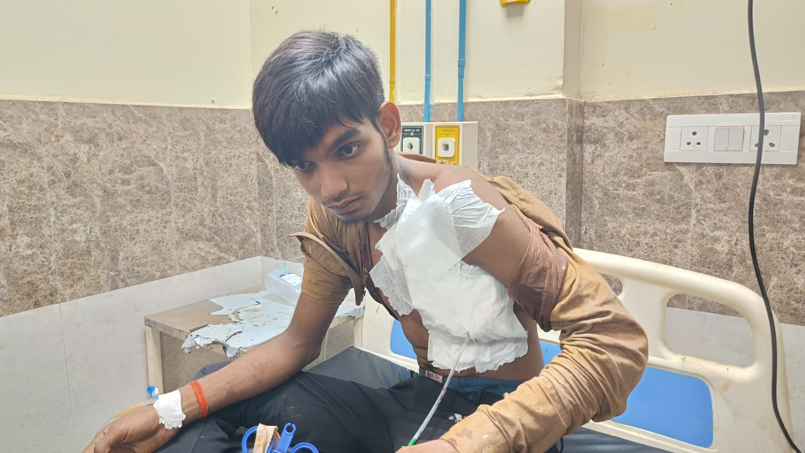 बेतिया में चाकूबाजी की घटना में19 वर्षीय युवक युवक बुरी तरह हुआ घायल।