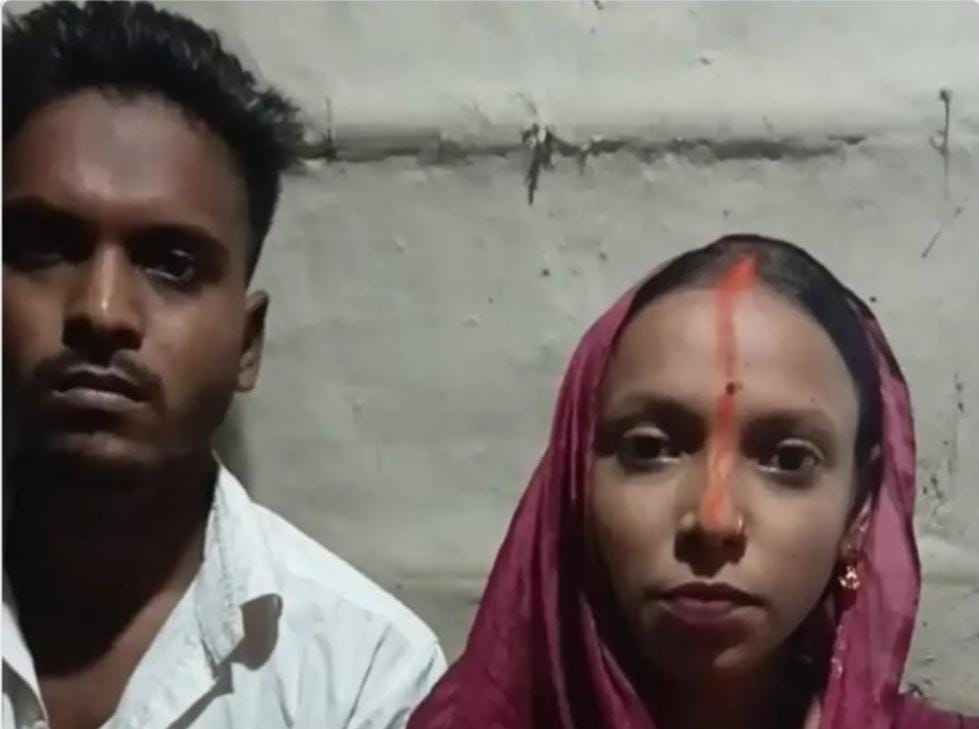प्रेमी जोड़े का वीडियो सोशल मीडिया पर हो रहा है वायरल।