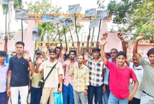 हम सब की यही पुकार, नहीं सहेंगे कीचड़ की मार, बदहाल सड़कों से त्रस्त ग्रामीणों का हंगामा।
