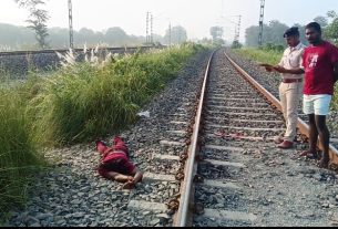 नरकटियागंज बेतिया रेल खण्ड के रेलवे ट्रैक पर मिला अज्ञात युवक का शव पुलिस ने शव बरामद कर पोस्टमार्टम के लिए भेजा सदर अस्पताल बेतिया।