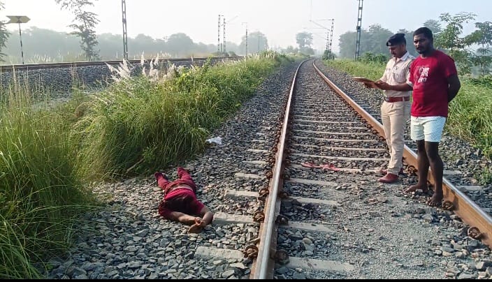 नरकटियागंज बेतिया रेल खण्ड के रेलवे ट्रैक पर मिला अज्ञात युवक का शव पुलिस ने शव बरामद कर पोस्टमार्टम के लिए भेजा सदर अस्पताल बेतिया।