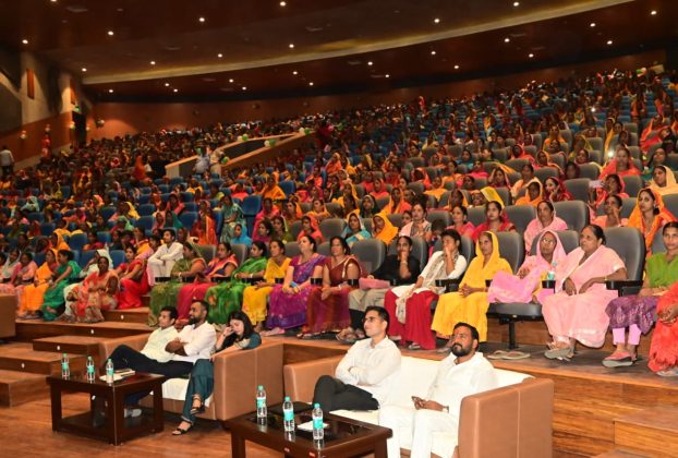 मुख्यमंत्री महिला रोजगार योजना के तहत आर्थिक सहायता के प्रथम क़िस्त के रूप में 10 हज़ार रुपए का अंतरण कार्यक्रम विडियो कोंफ्रेंसिंग के माध्यम से किया गया।