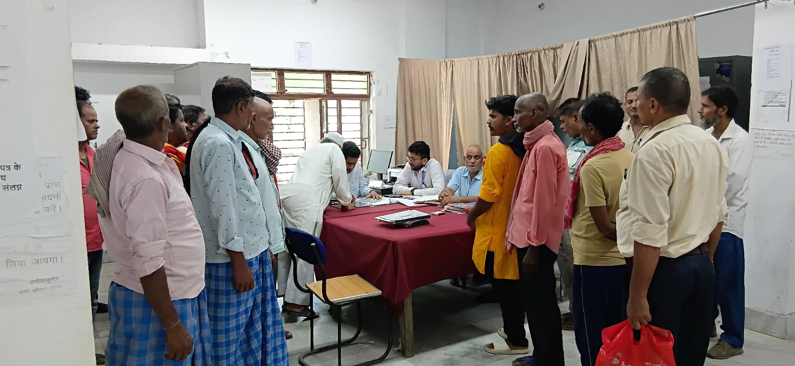लौरिया में आयोजित जनता दरबार में सात प्रकरणों की हुई सुनवाई, तीन का निपटारा मौके पर।