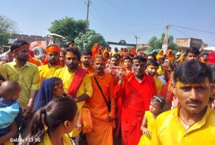 साठी में मां जोगेश्वरी दुर्गा पूजा समिति द्वारा हर्ष व उल्लास के‌ साथ सोमवार को मां की निकाली गई भव्य डोली यात्रा।