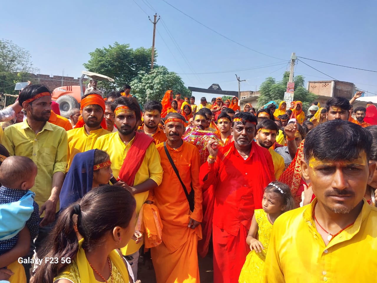 साठी में मां जोगेश्वरी दुर्गा पूजा समिति द्वारा हर्ष व उल्लास के‌ साथ सोमवार को मां की निकाली गई भव्य डोली यात्रा।