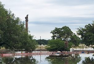 अशोक स्तंभ परिसर डूबा, सीकरहना नदी उफान पर, किसानों की बढ़ी चिंता।