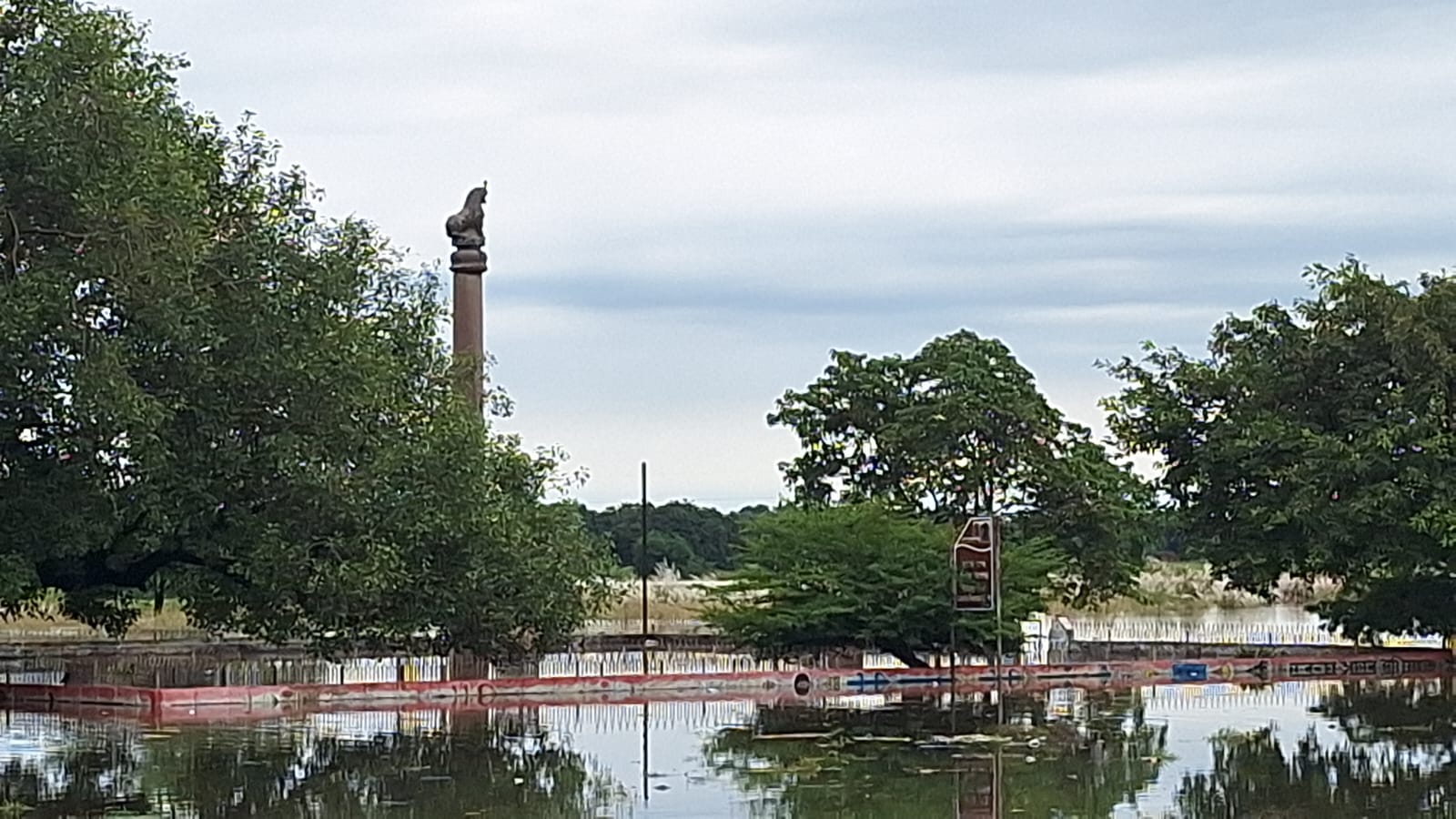 अशोक स्तंभ परिसर डूबा, सीकरहना नदी उफान पर, किसानों की बढ़ी चिंता।