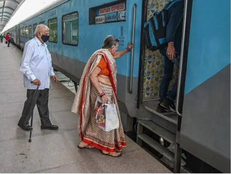 नरकटियागंज जंक्शन पर ट्रेन में चढ़ने के समय एक महिला रेलवे ट्रैक पर गिरी,चोट लगने से हुई मौत।