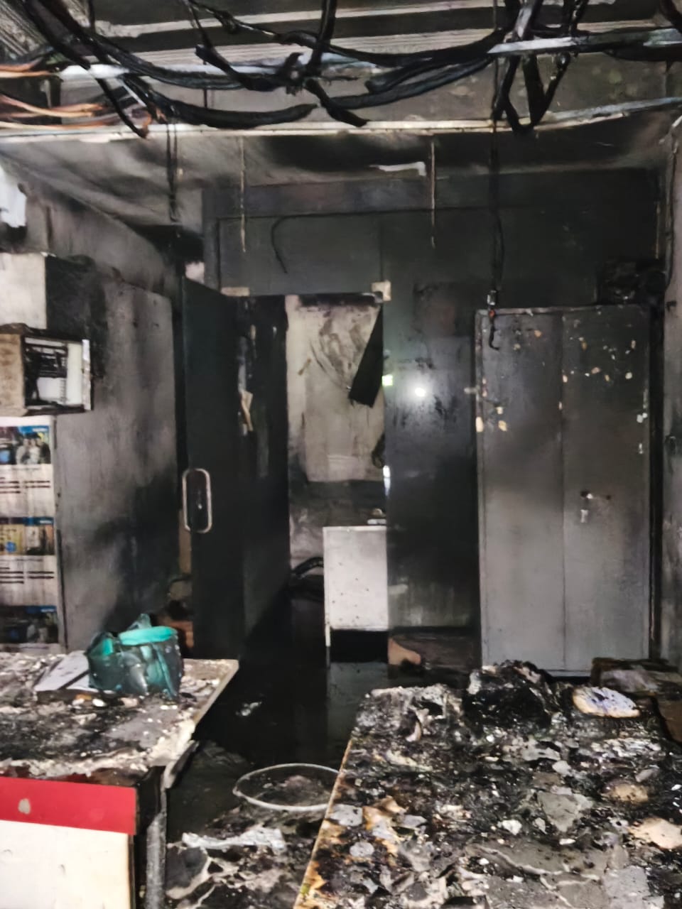 बेतिया प्रधान डाक-घर में अचानक लगी आग भारी संख्या में ‌जल कर हुए अभिलेख।