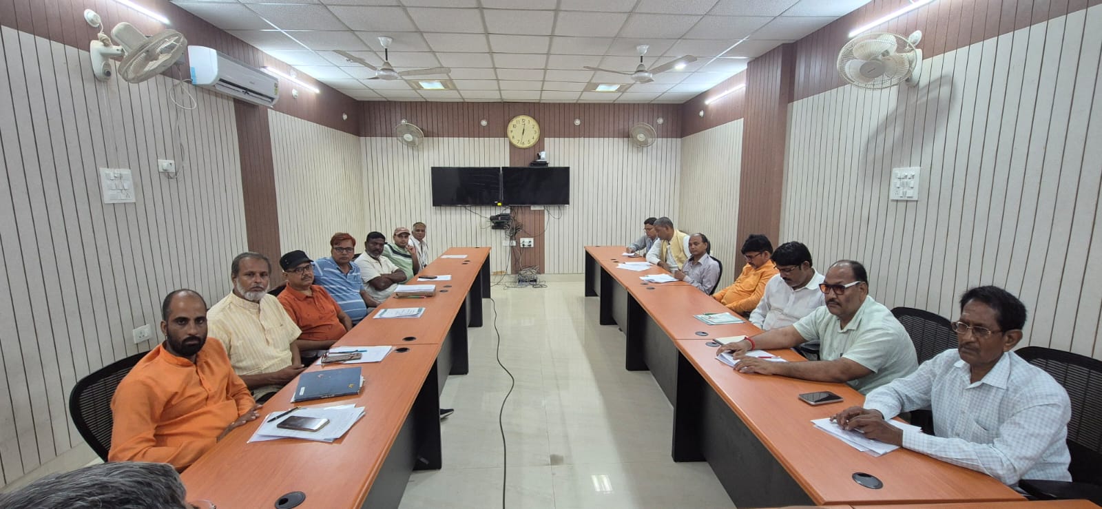 आदर्श आचार संहिता लागू होने के बाद राजनीतिक दलों के प्रतिनिधियों के साथ बैठक सम्पन्न।
