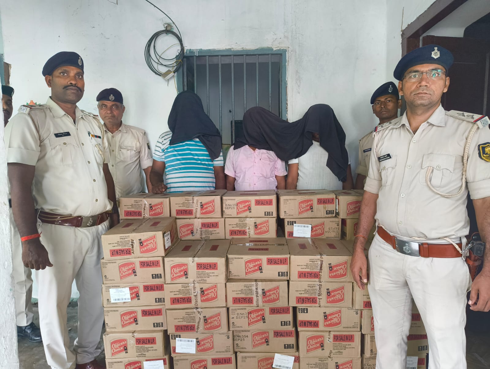 रात में चली पुलिस की विशेष कार्रवाई, केला की पेटियों से मिली शराब की खेप।