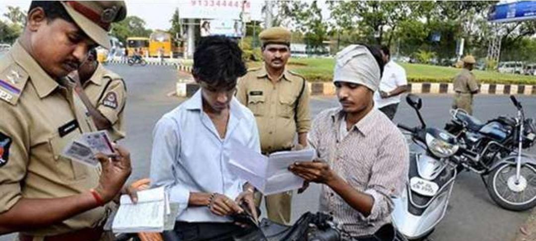 चालान काटने के दौरान ट्रैफिक पुलिस के हाथ चलाने पर जमकर हुआ हंगामा।